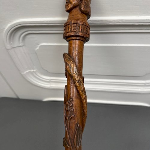 Canne en bois pommeau sculpté serpent Helling art populaire M3965