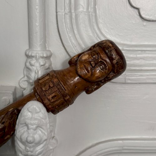 Canne en bois pommeau sculpté serpent Helling art populaire M3965