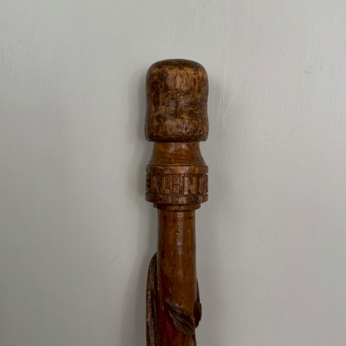 Canne en bois pommeau sculpté serpent Helling art populaire M3965