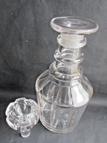 Carafe à alcool, verre brillant, propre, 10 facettes et 3 collerettes, Art Déco