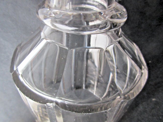 Carafe à alcool, verre brillant, propre, 10 facettes et 3 collerettes, Art Déco