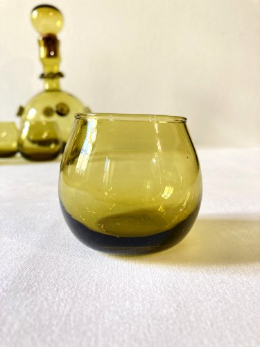Carafe à liqueur en verre soufflé, et ses 4 petits verres