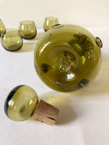 Carafe à liqueur en verre soufflé, et ses 4 petits verres