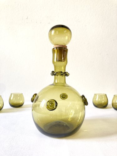 Carafe à liqueur en verre soufflé, et ses 4 petits verres