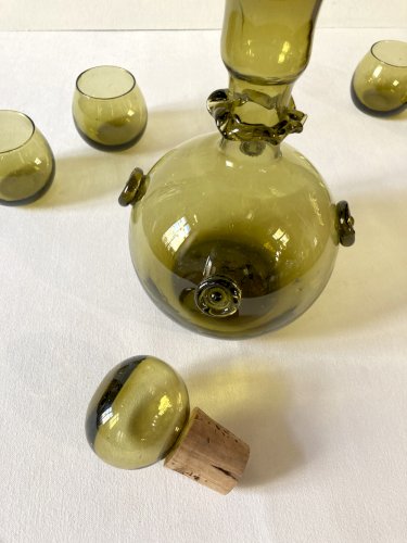Carafe à liqueur en verre soufflé, et ses 4 petits verres