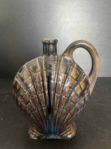 CARAFE à liqueur forme coquille saint Jacques  en grès signée DENBAC