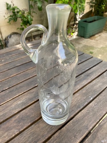 Carafe à vin en verre gravé à décor de vigne