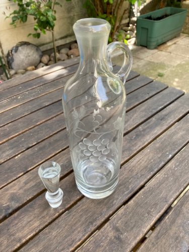 Carafe à vin en verre gravé à décor de vigne