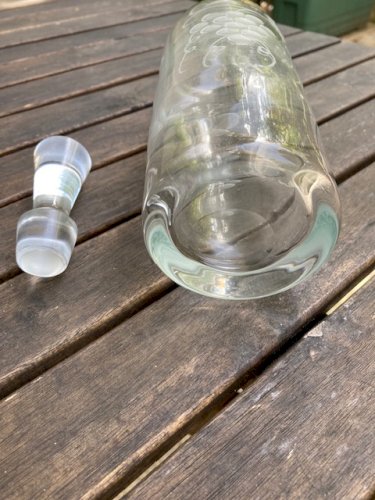 Carafe à vin en verre gravé à décor de vigne