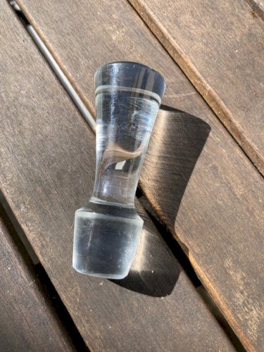 Carafe à vin en verre gravé à décor de vigne
