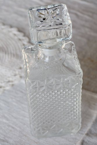 Carafe à whisky vintage en verre pressé – Bouchon gravé fleur
