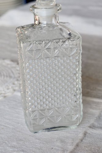 Carafe à whisky vintage en verre pressé – Bouchon gravé fleur