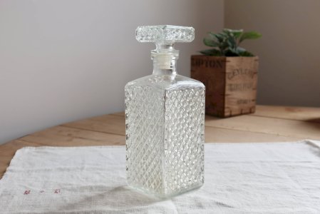 Carafe à whisky vintage en verre pressé