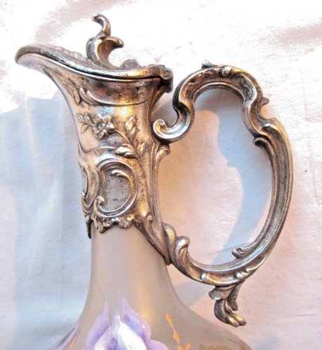 Carafe aiguière XIXème, verre émaillé Legras Iris violet, monture métal argenté