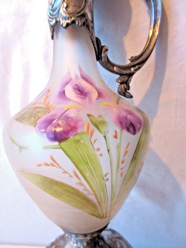 Carafe aiguière XIXème, verre émaillé Legras Iris violet, monture métal argenté