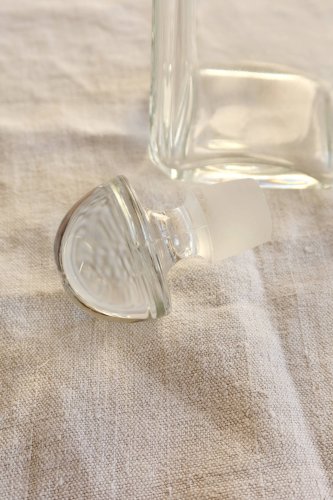 Carafe ancienne en verre avec bouchon