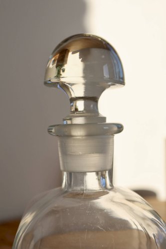 Carafe ancienne en verre avec bouchon