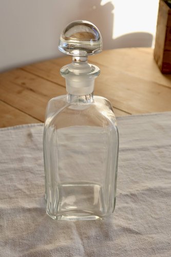 Carafe ancienne en verre avec bouchon
