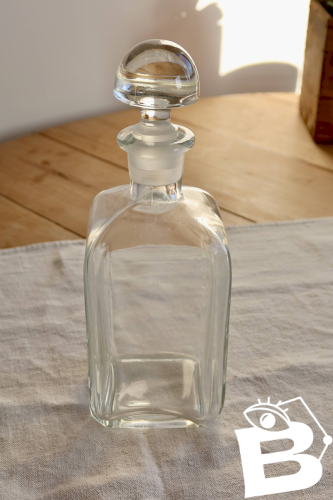 Carafe ancienne en verre avec bouchon