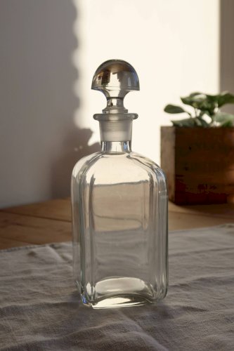 Carafe ancienne en verre avec bouchon