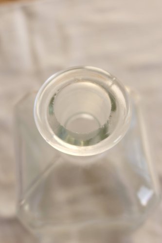 Carafe ancienne en verre avec bouchon