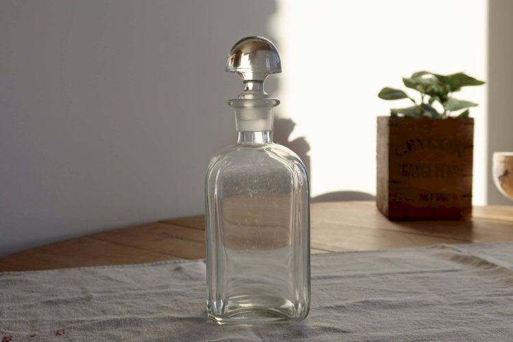 Carafe ancienne en verre avec bouchon