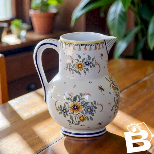 Carafe artisanale signée Moustiers peinte à la main