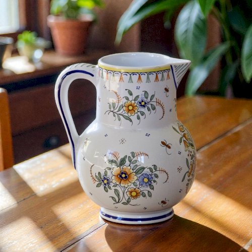 Carafe artisanale signée Moustiers peinte à la main