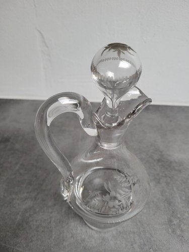 CARAFE DE HUILIER EN VERRE CISELE DECOR FLORAL