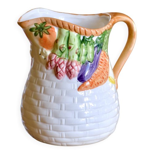 Carafe en barbotine relief panier de légumes peint main