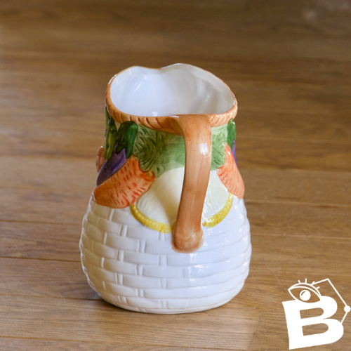 Carafe en barbotine relief panier de légumes peint main