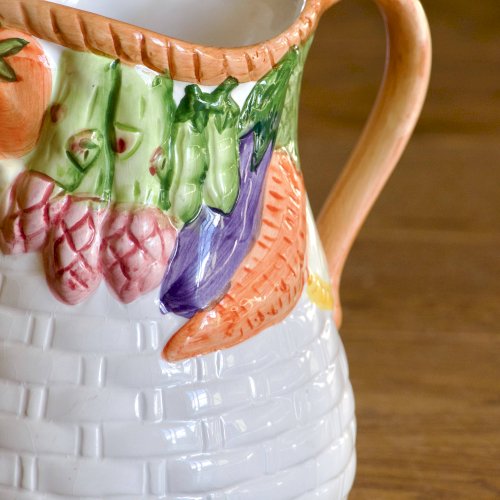 Carafe en barbotine relief panier de légumes peint main