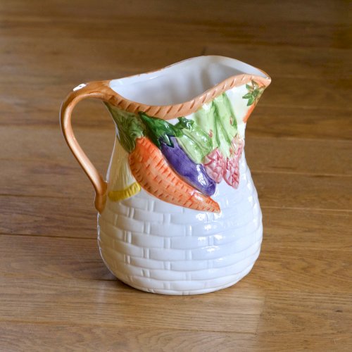 Carafe en barbotine relief panier de légumes peint main