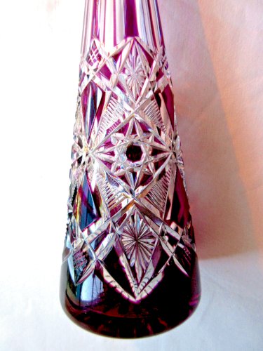 Carafe en cristal Baccarat, modèle Lagny, flacon doublé violet de 33 cm