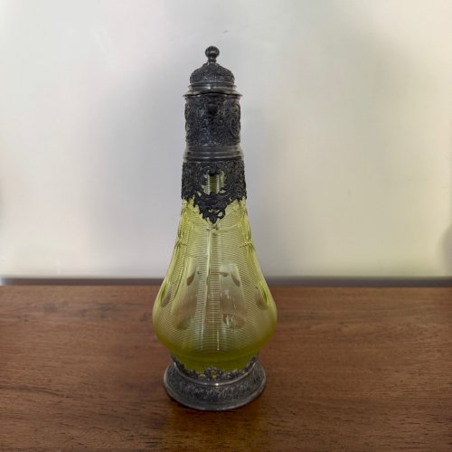Carafe en cristal et étain fin XIXe fond vert M4039