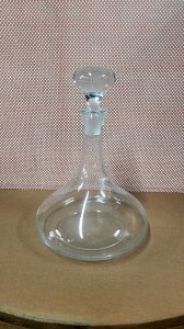 GLASS DECANTER WITH STOPPER