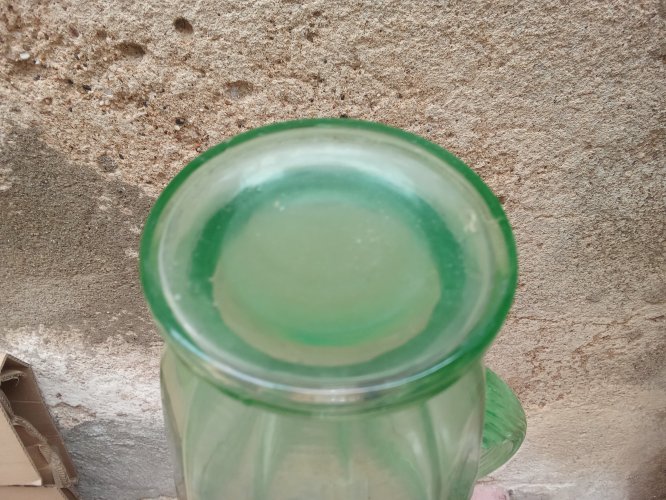 Carafe en verre d uranium.ouraline