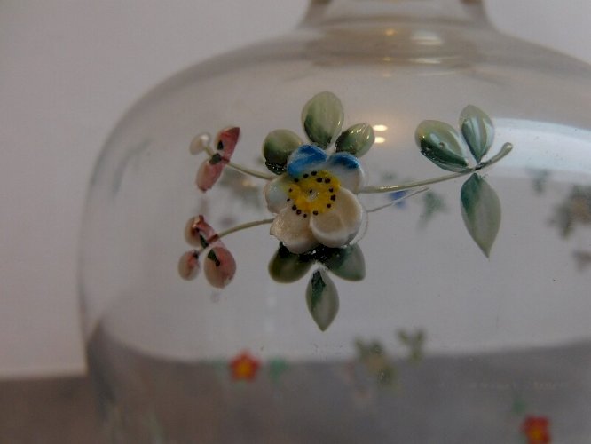 CARAFE EN VERRE DECOR DE FLEURS EN EMAIL AVEC SON BOUCHON