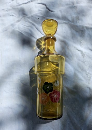 Carafe en verre jaune 