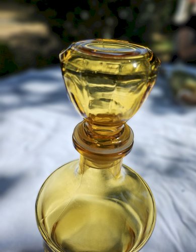 Carafe en verre jaune 