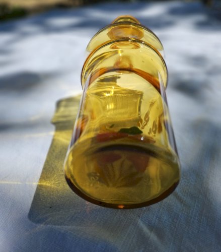 Carafe en verre jaune 