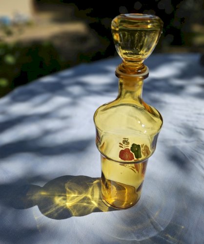 Carafe en verre jaune 