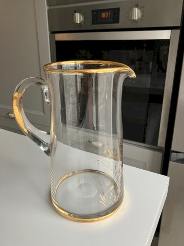 carafe en verre souffle liseres dores et decoree d' un cerf peint main
