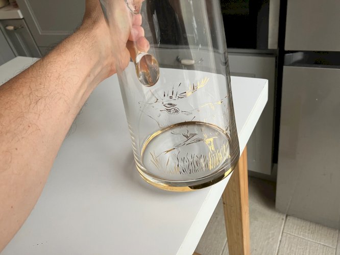 carafe en verre souffle liseres dores et decoree d' un cerf peint main