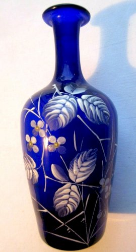 Carafe verre bleu cobalt émaillée Legras de feuilles et fleurs blanches