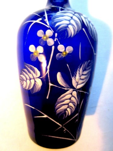 Carafe verre bleu cobalt émaillée Legras de feuilles et fleurs blanches
