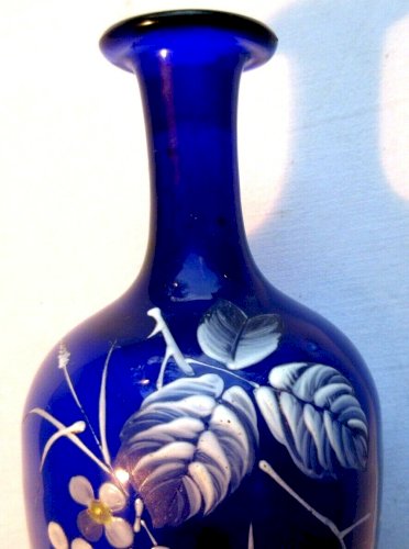Carafe verre bleu cobalt émaillée Legras de feuilles et fleurs blanches