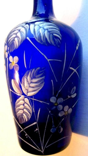 Carafe verre bleu cobalt émaillée Legras de feuilles et fleurs blanches
