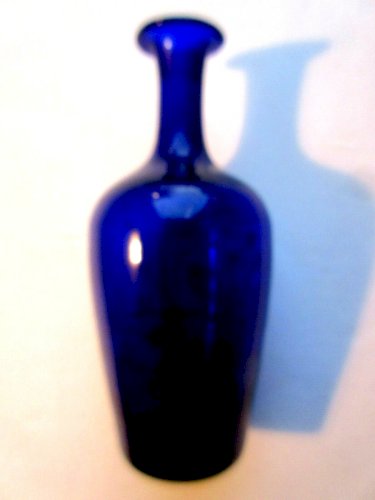 Carafe verre bleu cobalt émaillée Legras de feuilles et fleurs blanches