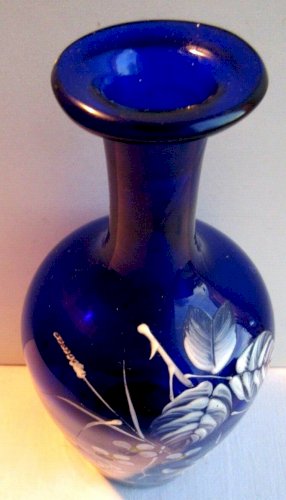 Carafe verre bleu cobalt émaillée Legras de feuilles et fleurs blanches